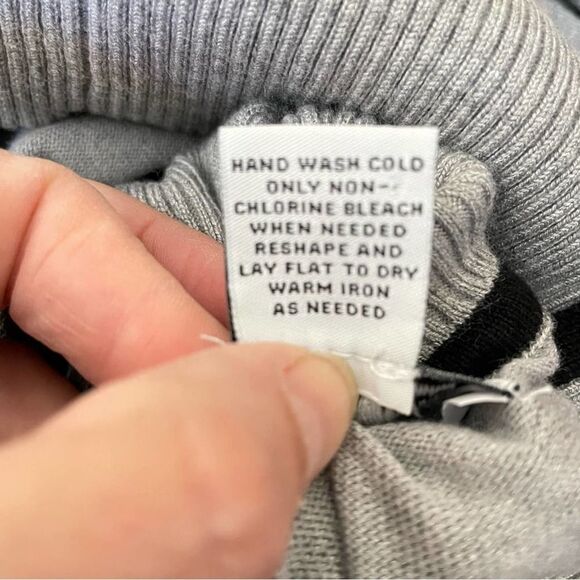 Women's Carmen Marc Valvo Pullover Turtleneck Gray Stripe Sweater sz. Med. #JJ - Picture 8 of 10